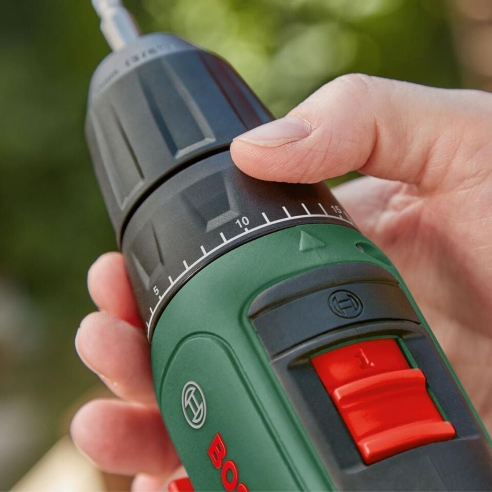 Bosch UniversalImpact 18V Çift Akülü Darbeli Vidalama Matkap (2x1.5Ah + Çanta) 06039D4102